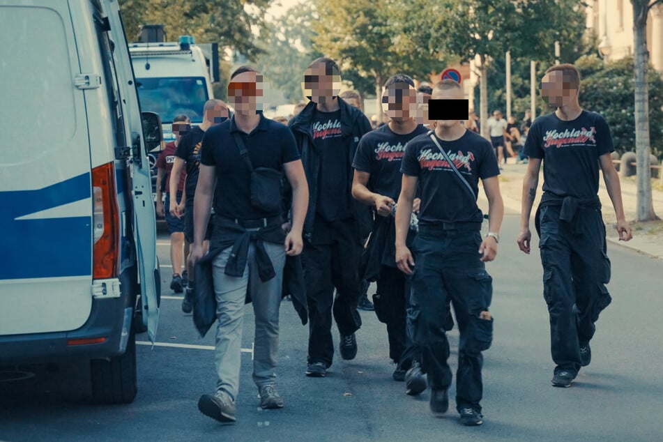 Bei der Anti-CSD-Demo in Bautzen tauchte Tobias R. (19, 2.v.r.) zusammen mit der "Hochland Jugend" öffentlichkeitswirksam auf.