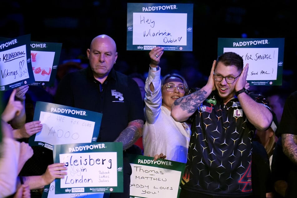 Lukas Wenig (31, r.) bei seinem ersten Walk-On im Ally Pally.
