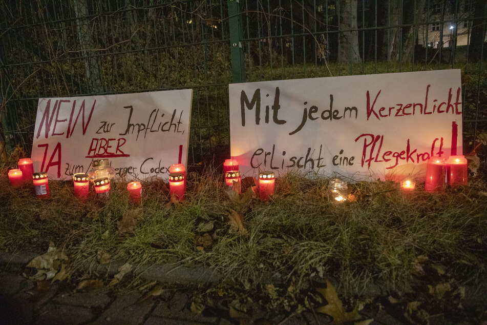 Auch vor dem Helios Klinikum in Aue-Bad Schlema wurden Kerzen angezündet. Ein Plakat verweist auf den Nürnberger Kodex.