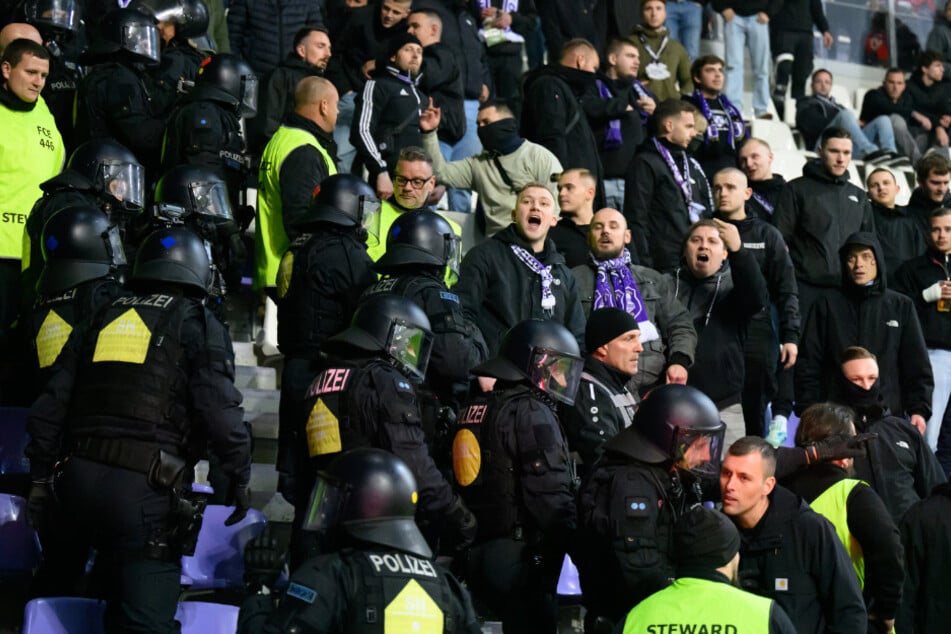 Die Polizei musste die aufgebrachten Auer Fans zurückhalten.