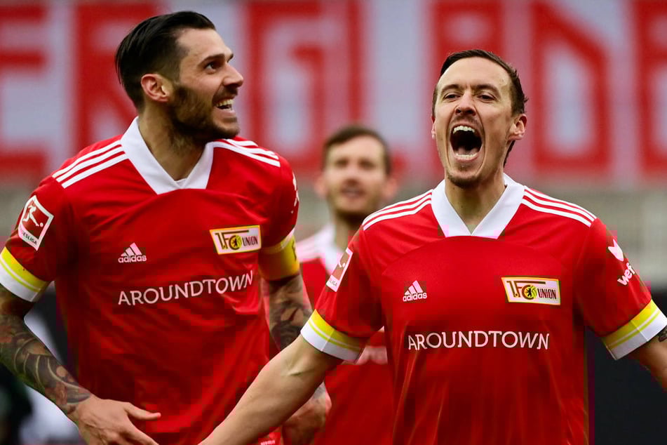 Max Kruse (r.) schreit nach dem verwandelten Elfmeter seine Freude heraus und bejubelt gemeinsam mit Christopher Trimmel (34) den 1:0-Führungstreffer für Union Berlin.