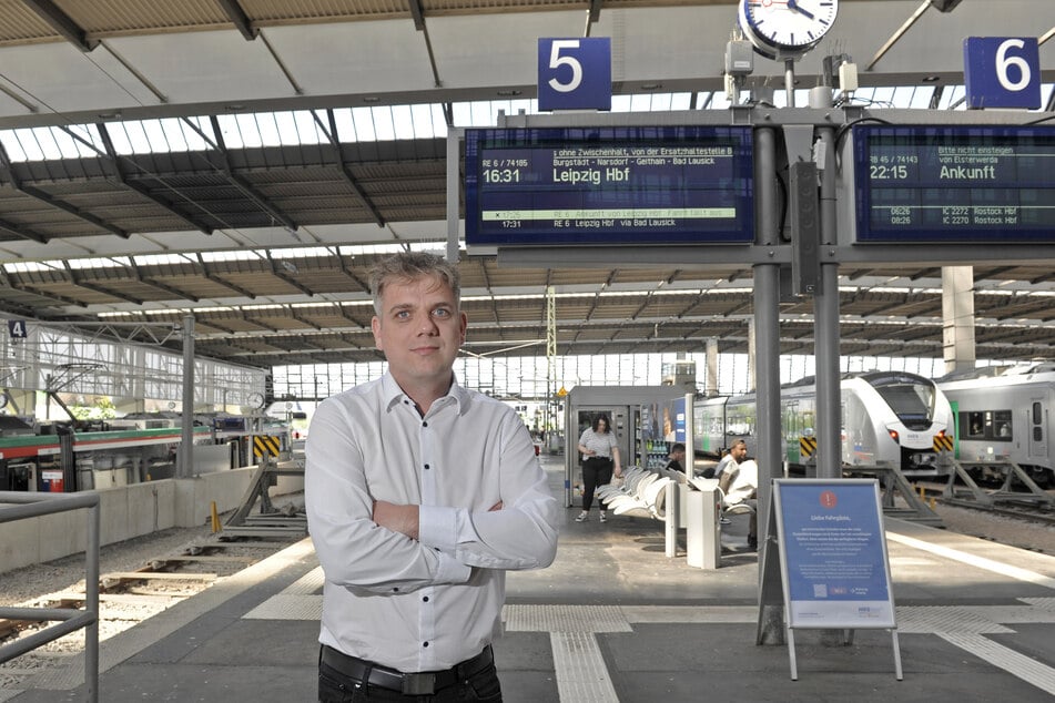 Für Sebastian Drechsler (34), Sprecher der Bahninitiative Chemnitz, ist das "Chaos-Maß" beim RE6 voll.