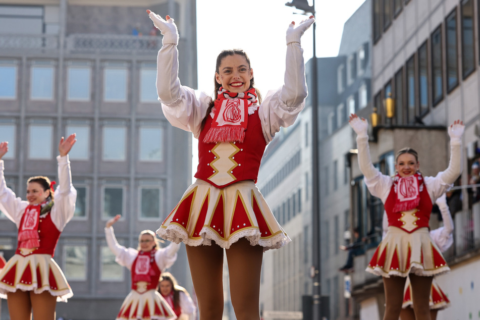 Zum Höhepunkt im Karneval rollen wieder kilometerlange Rosenmontagszüge durch die Städte, wie hier im letzten Jahr in Köln.