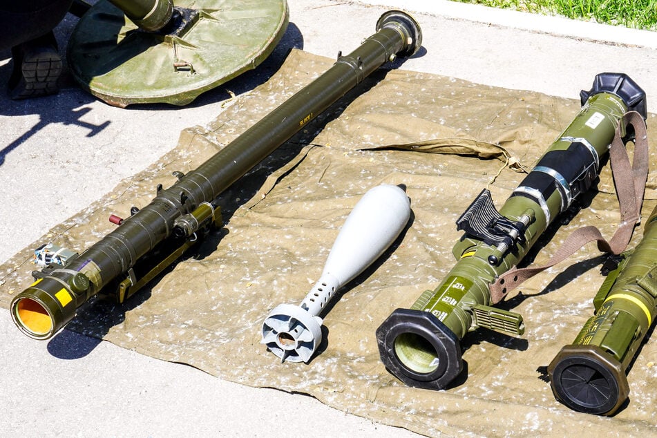 Eine Rakete (M.) einer Bazooka (r.) wurde am Koblenzer Rheinufer gefunden. (Symbolfoto)