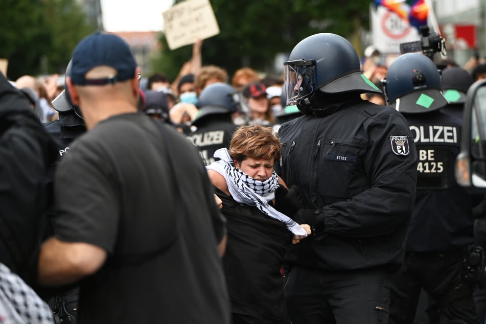 Die Polizisten greifen durch.