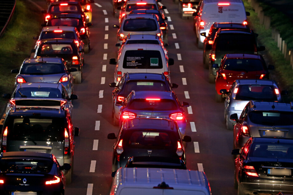 In NRW ist die Zahl der Fahrzeuge trotz der zeitweisen Schließung der Autohäuser in der Corona-Pandemie gestiegen.