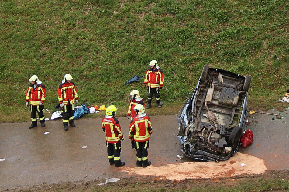 Unfall A8: Schwerer Unfall auf A8: Frau stürzt mit Fiat fünf Meter in die Tiefe