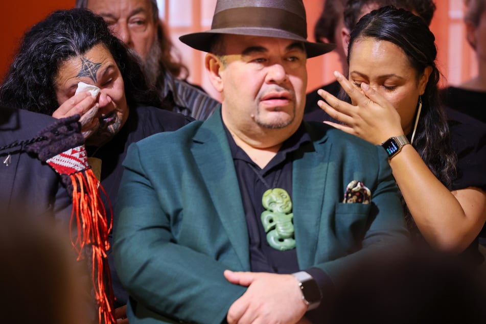In einer feierlichen Zeremonie im Grassi Museum für Völkerkunde in Leipzig wurden die sterblichen Überreste Indigener an eine Delegation der Māori aus Neuseeland und der Moriori von den Chatham-Inseln übergeben.