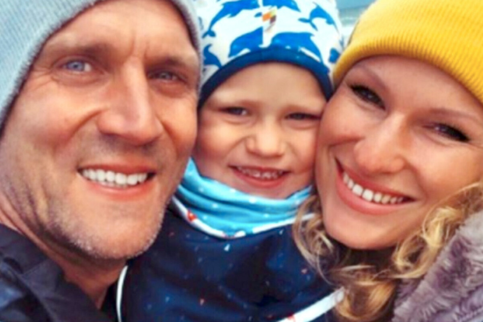 Peer Kusmagk (44, l.) ist mit seiner Familie für zwei Monate an die Nordsee gereist.