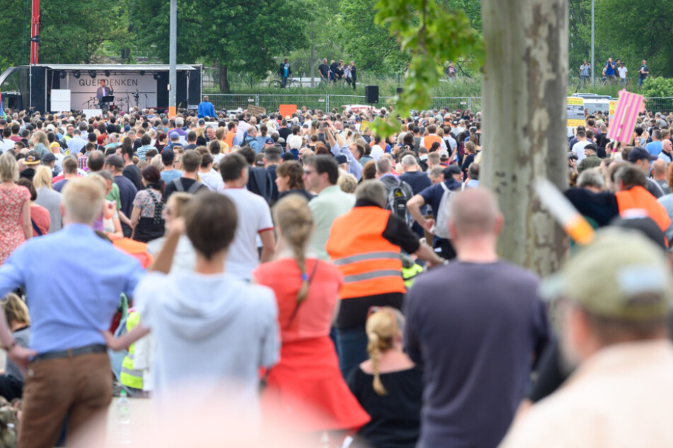 Teilnehmer während der "Querdenken"-Demo am vergangenen Samstag auf dem Wasengelände.