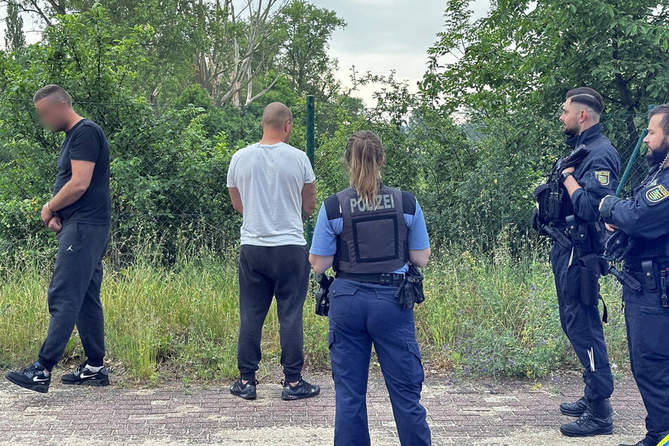 Die festgestellten Männer sind aktuell in polizeilichen Maßnahmen gebunden.