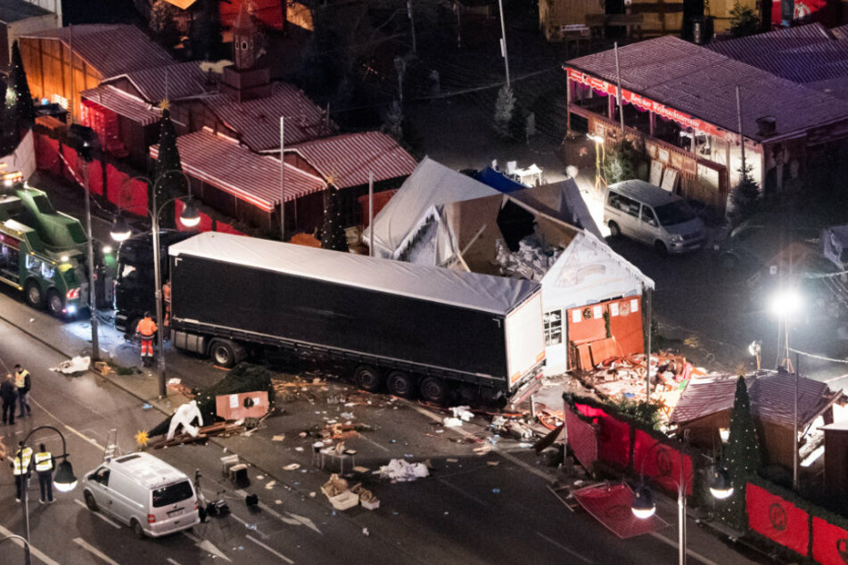 Eine Schneise der Verwüstung ist auf dem Weihnachtsmarkt am Breitscheidplatz in Berlin zu sehen, nachdem der Attentäter Anis Amri mit einem Lastwagen über den Platz gerast war. (Archivbild)