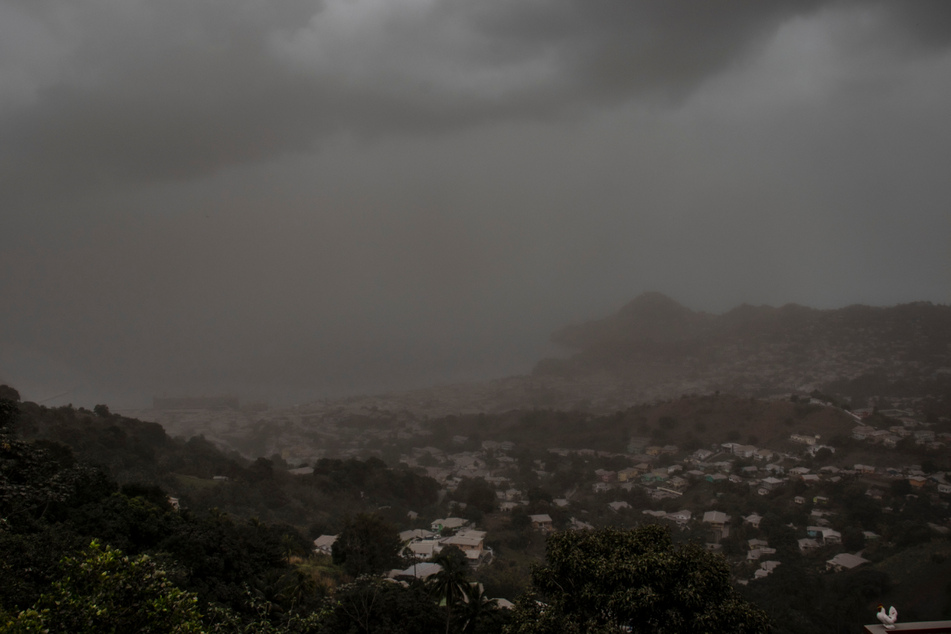 Eine Wolke vulkanischer Asche schwebt einen Tag nach dem Ausbruch des Vulkans La Soufriere über Kingstown.
