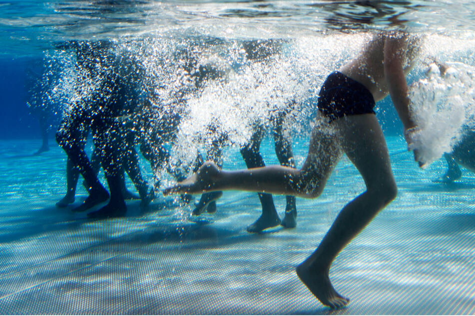 Die Polizei musste in einem Frankfurter Schwimmbad am Samstagabend anrücken. Eine Mitarbeiterin wurde sexuell belästigt. (Symbolbild)