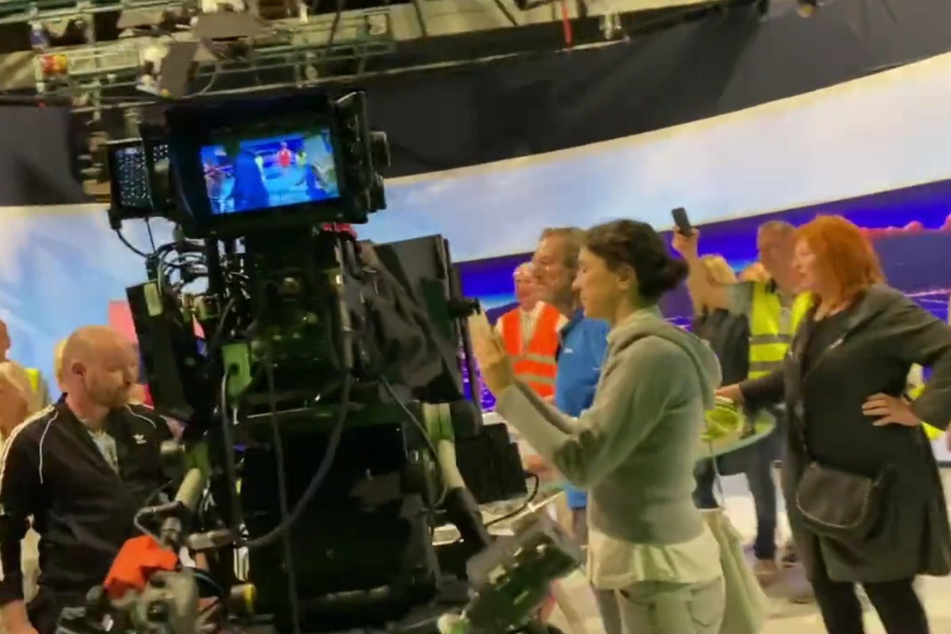 Mehrere Menschen drangen in das Fernsehgebäude ein.