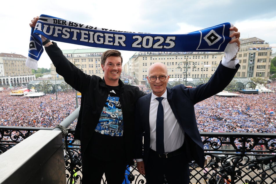 Bei der Auftstiegsfeier des HSV reckte Bürgermeister Peter Tschentscher (60,r.) gemeinsam mit Trainer Merlin Polzin (35) einen Rothosen-Schal in die Höhe. Im heutigen Derby scheint er unparteiisch.