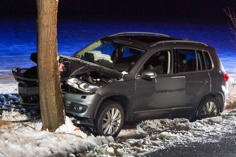 Der Volkswagen war am gestrigen Abend frontal gegen einen Baum gekracht.