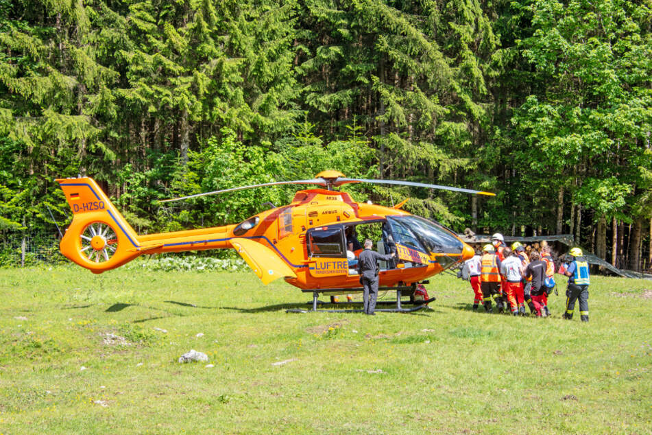 Rettungskräfte tragen den verletzten Biker in einen Rettungshubschrauber.
