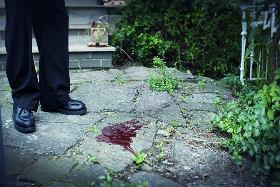 Nachgestellte Szene: Im Garten werden Blutspuren gefunden.