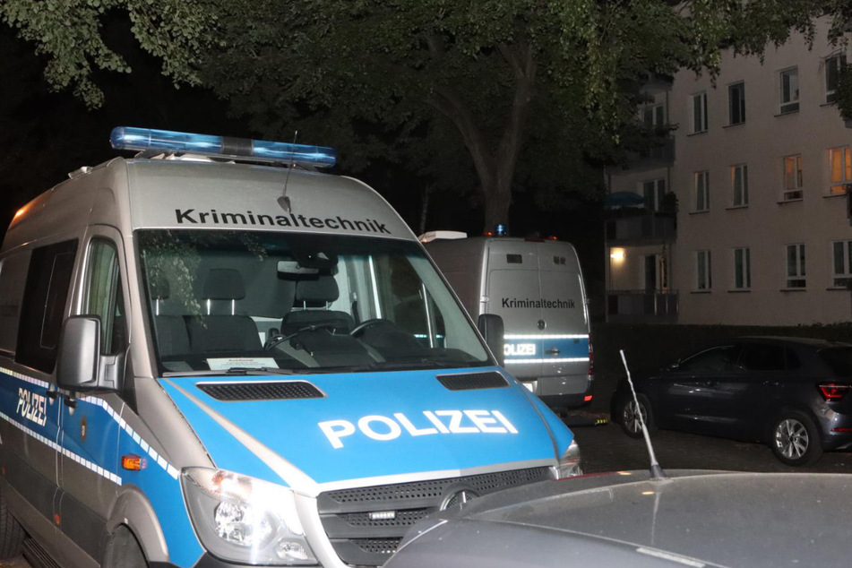 Die Polizei fand den lebensbedrohlich verletzten Rentner in der Wohnung vor.