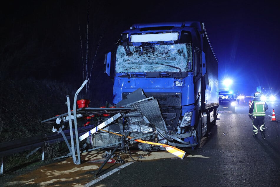 Unfall A4: Unfall auf der A4: Lkw rammt Schilderwagen!