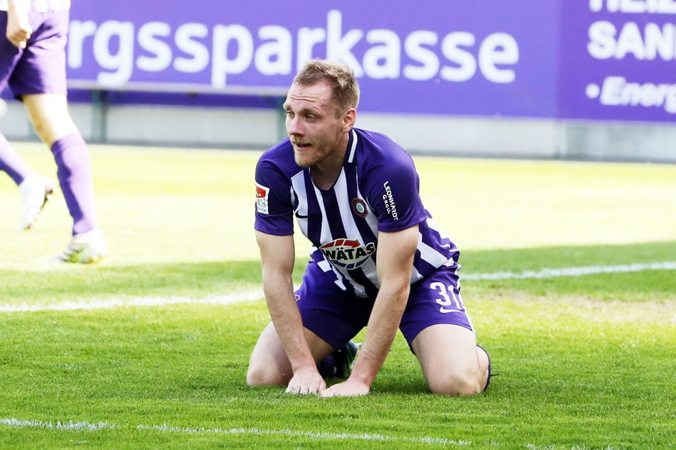 Der Ex-Paderborner machte gegen seine alten Kollegen durchaus ein gutes Spiel. Am Ende saß Ben Zolinski dennoch auf dem Boden.