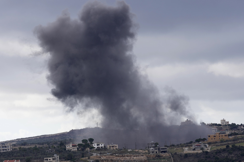 Aus dem libanesischen Grenzdorf Rmeish ist sichtbar, wie schwarzer Rauch nach einem israelischen Luftangriff am Rande von Aita al-Shaab aufsteigt.