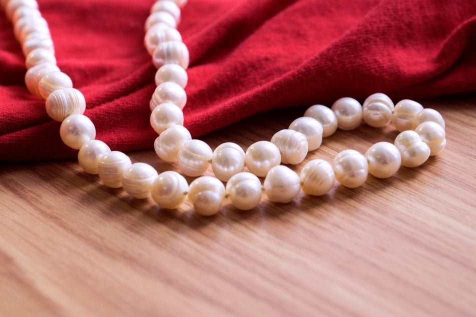 Statt klassische Eheringe gab es für alle Hochzeitsbeteiligten Perlen. (Symbolbild)