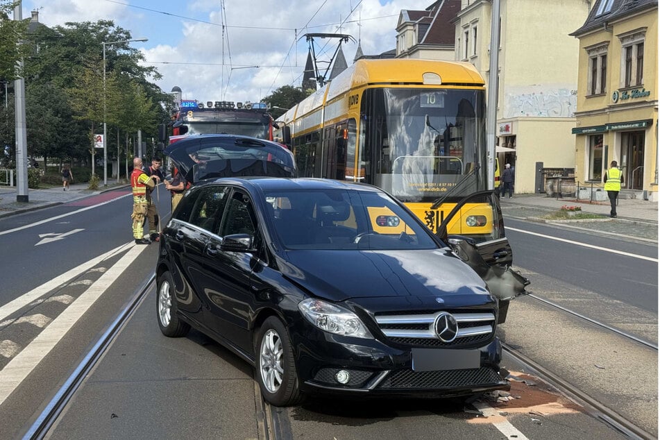 Infolge des Unfalls wurde eine Person verletzt.