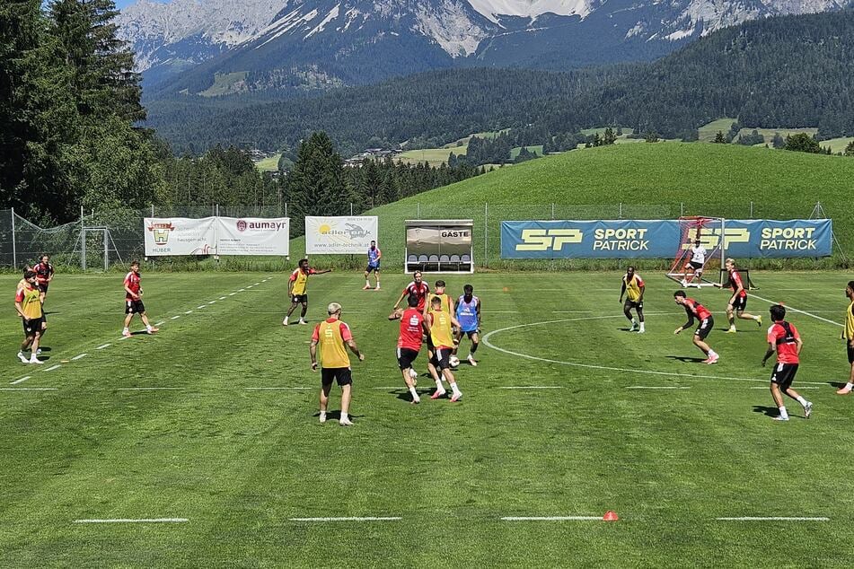 Vor Bergkulisse läuft die erste intensivere Spielform des Trainingslagers.