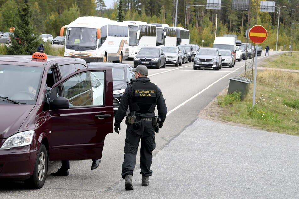 Finnische Grenzbeamte kontrollieren ein russisches Fahrzeug an einer Grenzkontrollstelle. An den drei Grenzstationen in Südostfinnland, Vaalimaa, Nuijamaa und Imatra, sind mehr Menschen als üblich angekommen.
