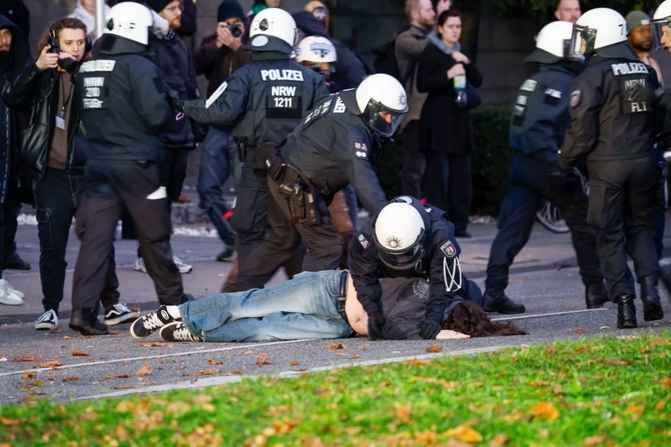 Am Rande der Gen-Z-Demo kam es in Köln zu Zusammenstößen zwischen Beamten und gewaltbereiten Demonstranten.