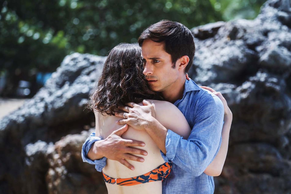 Guy (42, Gael Garcia Bernal) traut seinen Augen nicht: Seine Tochter Maddox (20, Thomasin McKenzie) ist plötzlich erwachsen!