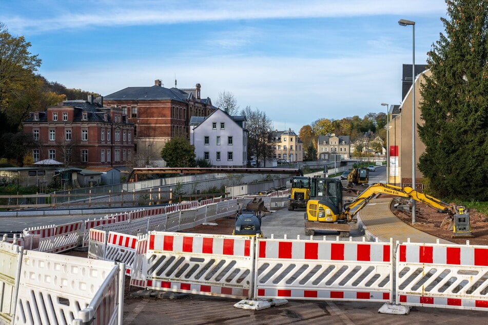 Unter anderem der Brückenbau an der Klaffenbacher Straße dauert länger als geplant. (Archivbild)