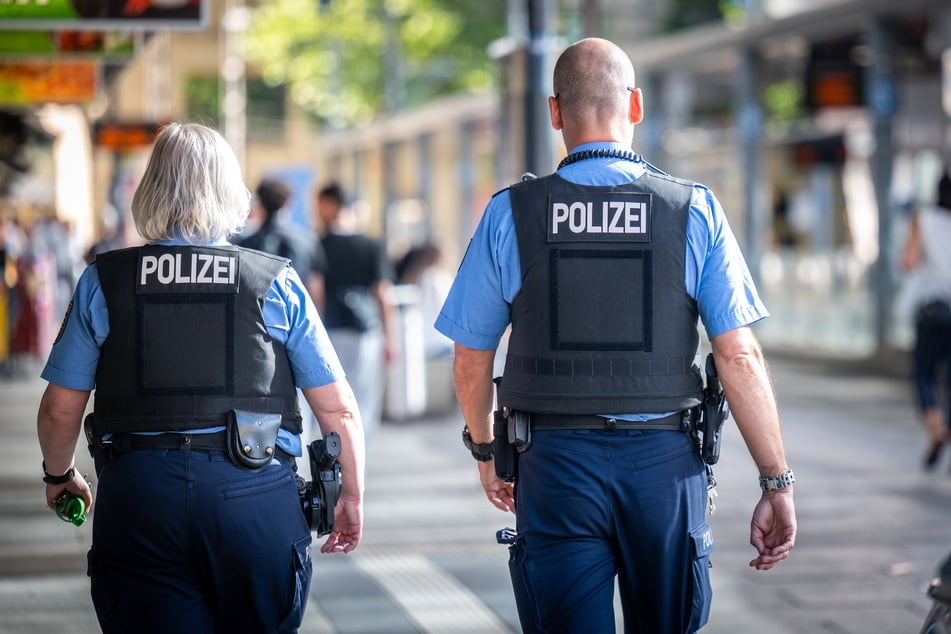 Streifenpolizisten dürfen im Dienst keine kurzen Hosen tragen.