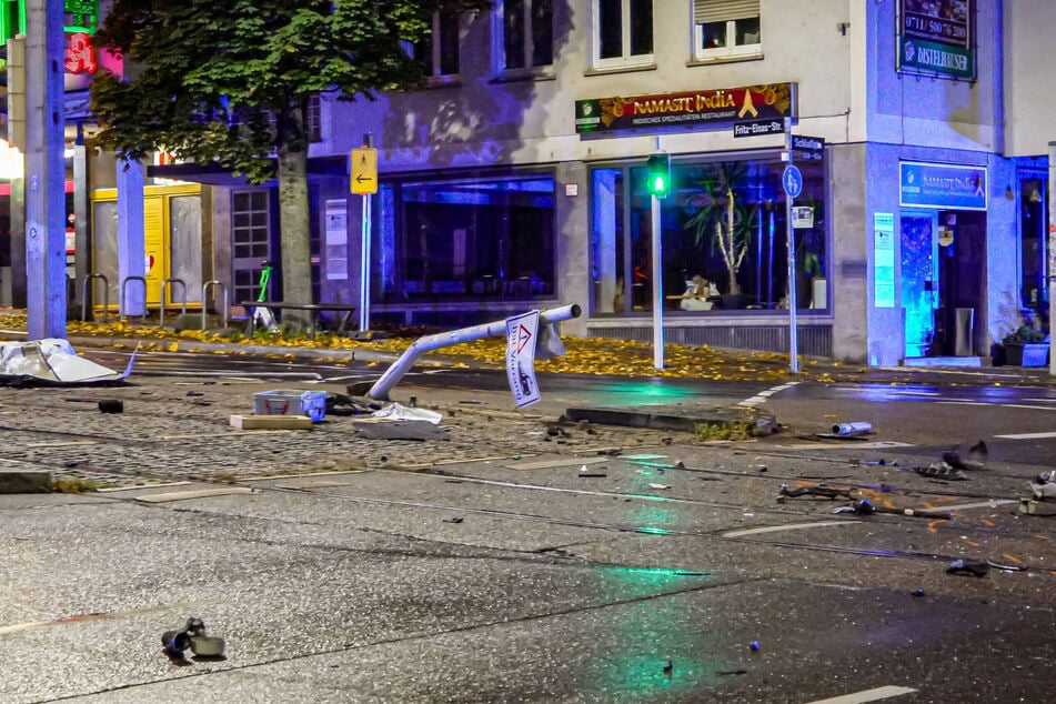 Bei der Alkoholfahrt wurden mehrere Schilder und Geländer beschädigt.