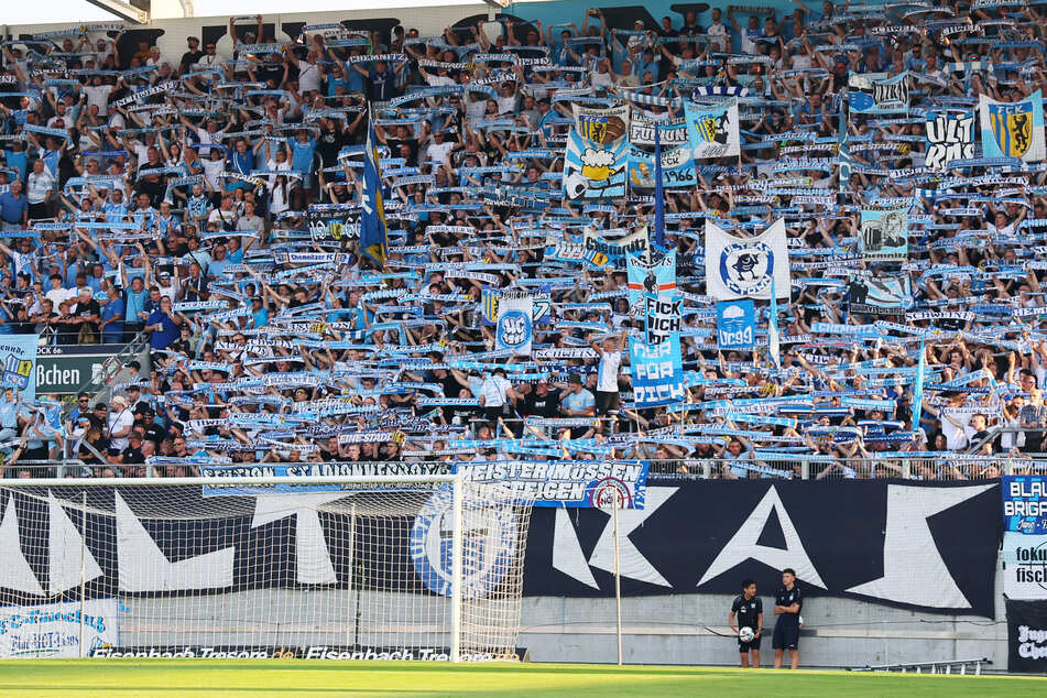 Die Chemnitzer Fans können sich jetzt auf ein Heimspiel gegen Blau-Weiß freuen.