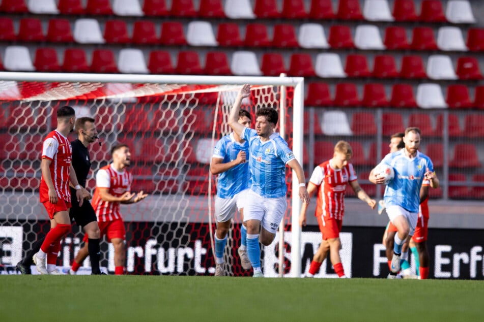 Tom Baumgart (27) jubelt nach seinem Anschlusstreffer, der die Himmelblauen in Erfurt zurück ins Spiel brachte.