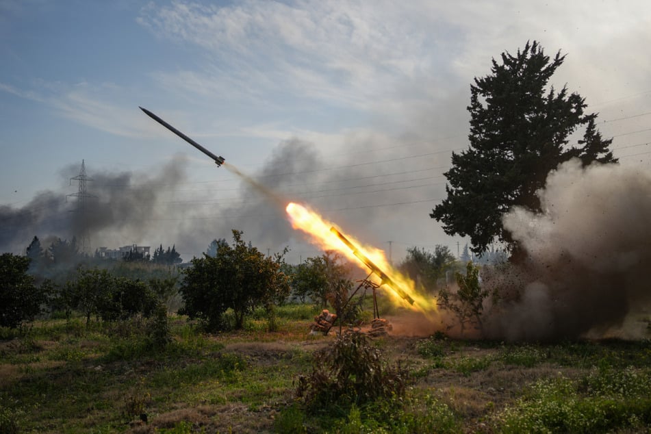 Streitkräfte feuern eine Rakete auf Kämpfer ab, die mit dem gestürzten Präsidenten al-Assad verbunden sind.