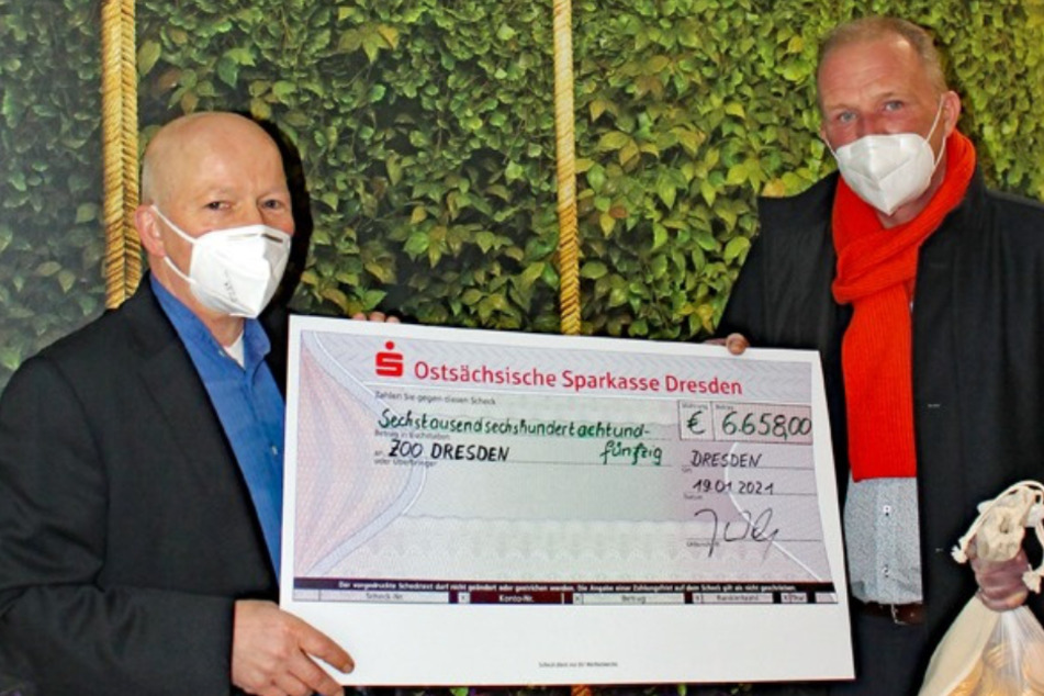 Zoochef Karl-Heinz Ukena (50) und Centermanager Jürgen Wolf (59) bei der Scheckübergabe in der Centrum-Galerie.