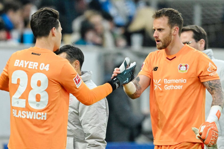 In den nächsten Wochen wird Mark Flekken (32) im Kasten von Bayer 04 von Ersatzmann Janis Blaswich vertreten.