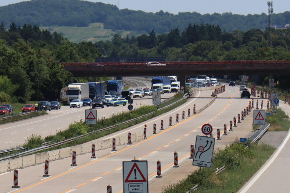 Die Polizei sicherte die Fahrbahn ab.