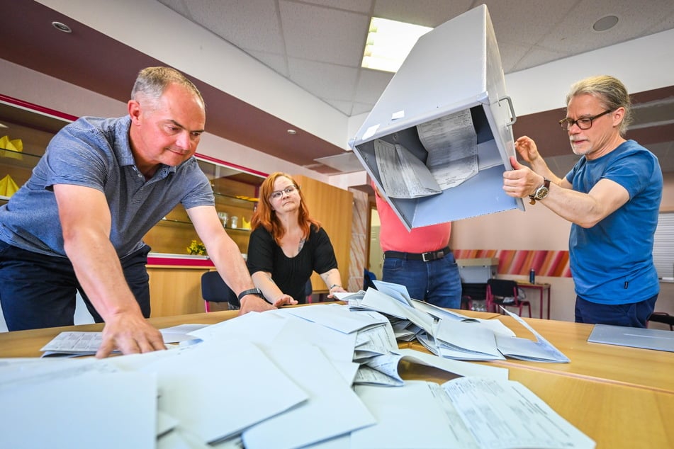 Kurz nach 18 Uhr geht es los: Wahlhelfer in Furth sortieren und zählen die Stimmzettel für die Europawahl aus.