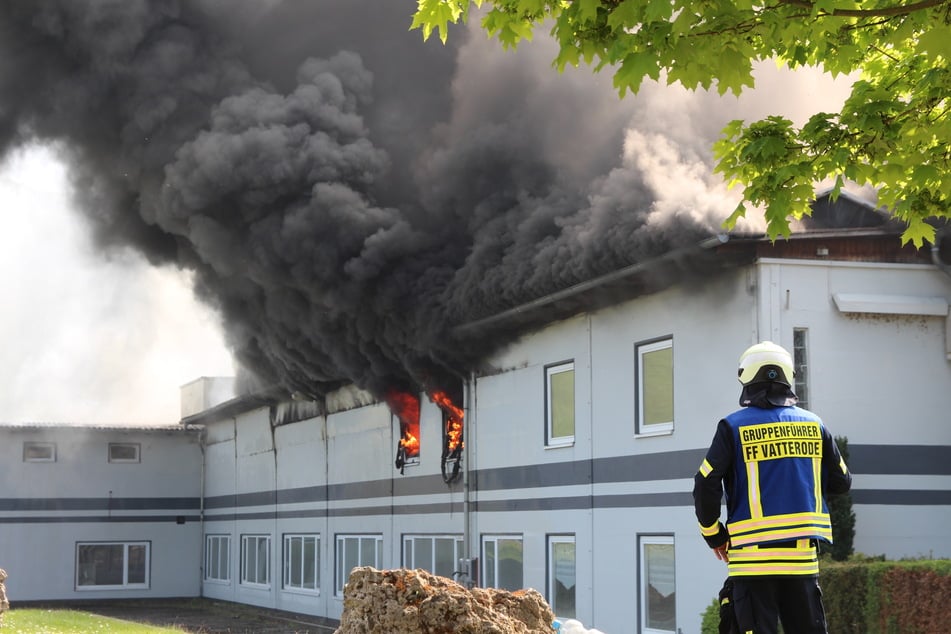 Zahlreiche Feuerwehrleute waren stundenlang im Einsatz.