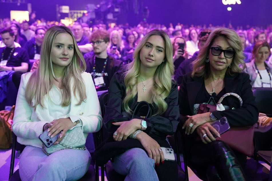 Carmen Geiss (60, r.) hat gegen Rapper Bushido (47) ausgeteilt. Hintergrund sind ihre beiden Töchter Davina (22, l.) und Shania (21).