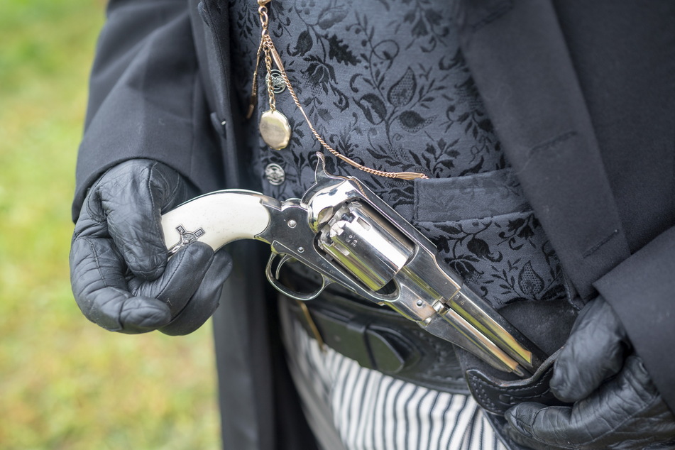 Stilecht: Kostüme und Revolver helfen den Schauspielern, sich in ihre Rolle hineinzuversetzen.
