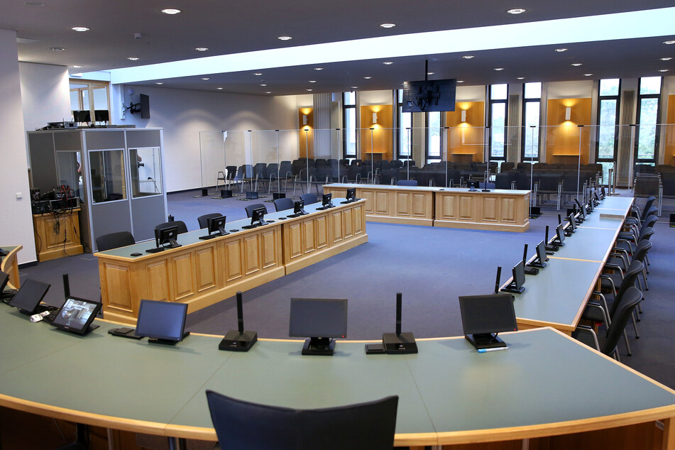 Ein Blick von der Richterbank in den Sitzungssaal für die Verhandlung des Halle-Attentats.