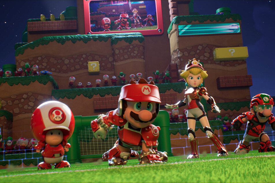 Für den Ausflug auf den Fußballplatz hat sich einmal mehr Mario selbst und seine ganze Gefolgschaft versammelt.