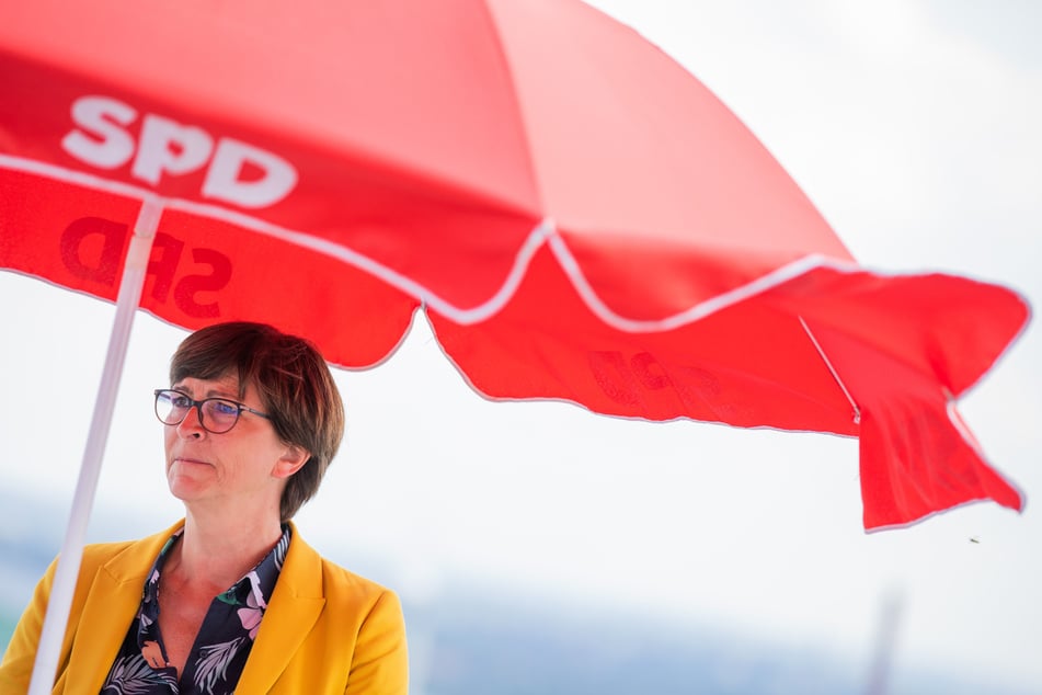 Nordrhein-Westfalen, Bottrop: Saskia Esken, Parteivorsitzende der SPD, steht während ihrer Sommerreise unter einem Schirm auf der Halde der Schachtanlage Prosper mit der Landmarke Tetraeder.