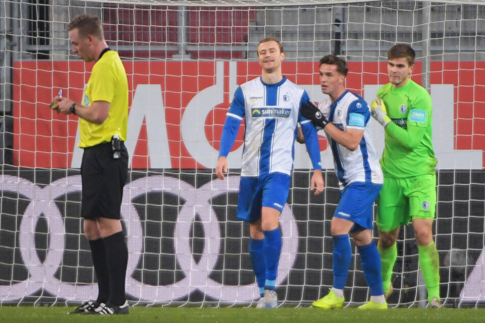 Der FCM haderte mit Schiedsrichter Lars Erbst (26, l.) und dem Eigentor von Korbinian Burger (25, 2.v.l.).
